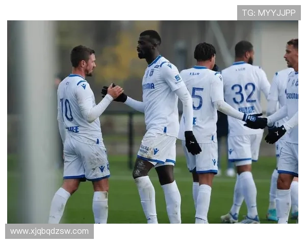 欧洲豪门强强对话引爆焦点新援首秀助力球队逆转取胜登顶榜首之战