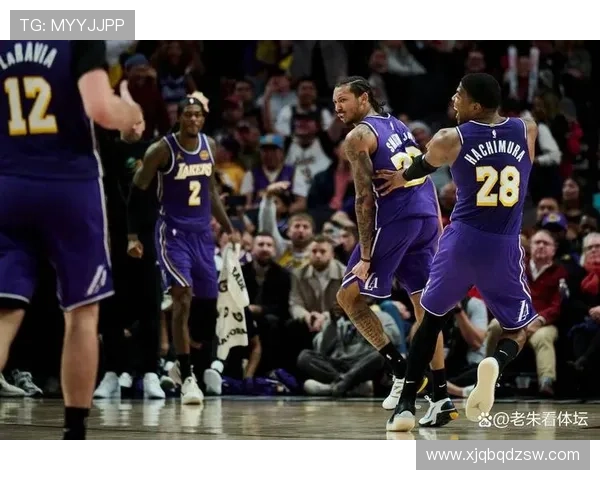 詹姆斯领衔湖人逆转取胜西部格局再起波澜引热议季后赛前景受关注